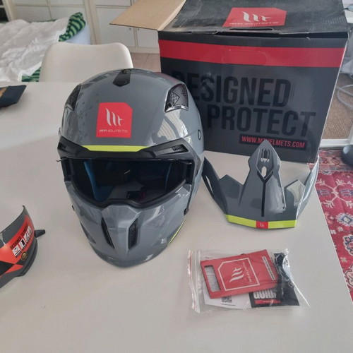 MT Helmets Streetfighter SV S helmet like new, gloss grey, sun visor