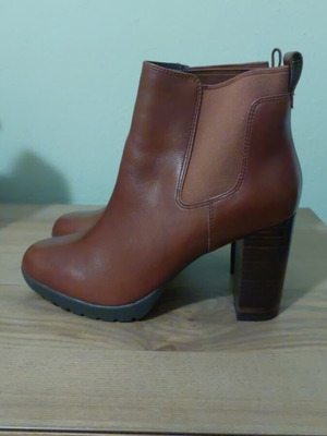 Μποτάκια Clarks καινούργια, μέγεθος 39, καφέ