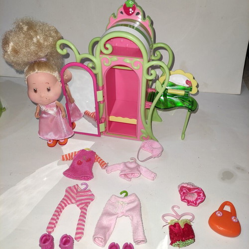 Vnt Strawberry dollhouse and wardrobe with clothes and accessories used, set