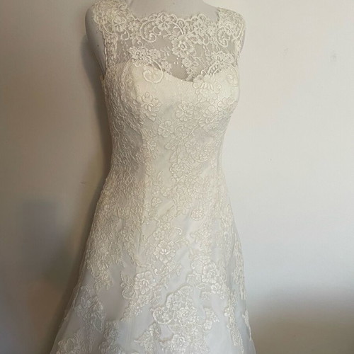 Demetrios wedding dress new, fits M/L, white