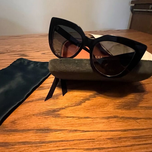 Gucci oversized sunglasses like new, black