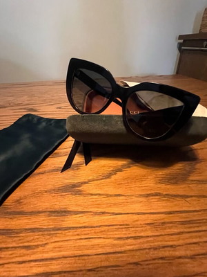 Gucci oversized sunglasses like new, black