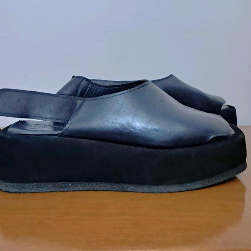 1725.a leather platform sandals like new, black, size 38