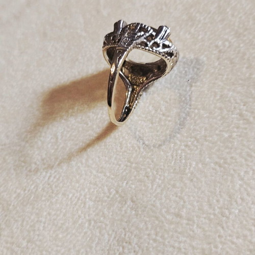 Antique 9K and 925 Silver Ring like new with White Transparent Stone