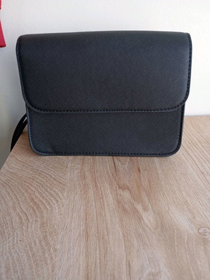 A To Z Greek women's shoulder bag black like new