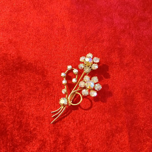 Vintage brooch like new with box