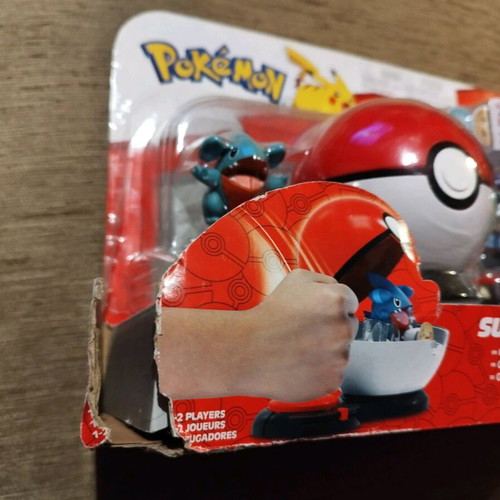 Pokémon surprise attack game new, 2 figures, 2 poke balls, 6 attack disks