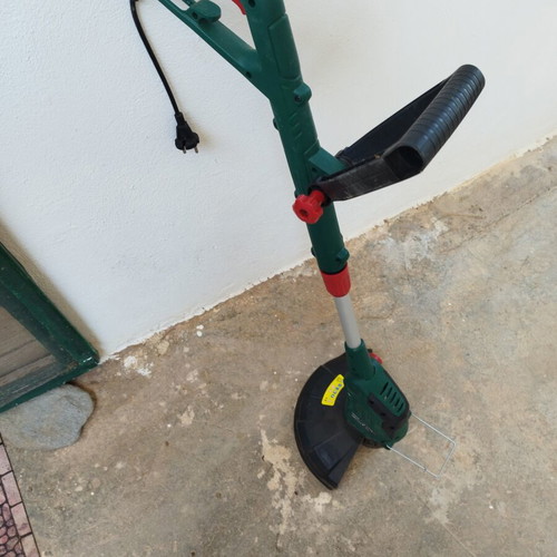 Lawn mower like new for lawns and small gardens