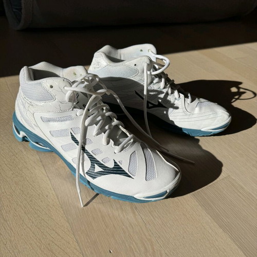 Mizuno volleyball shoes like new, sizes 44 and 43