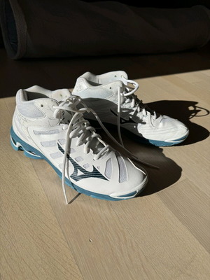 Mizuno volleyball shoes like new, sizes 44 and 43
