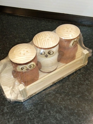 Wooden salt shakers set of 3 new