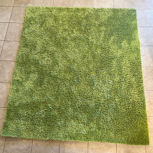 Shaggy rug like new with modern design
