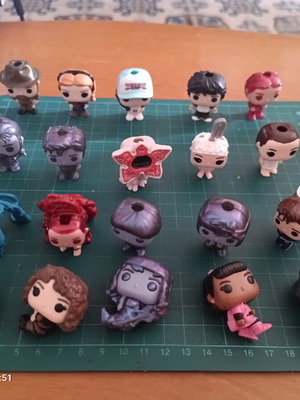 20 μίνι συλλεκτικές φιγούρες Kinder Joy x Stranger Things