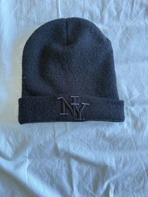 Unisex New York beanie like new, dark green