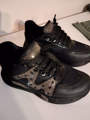 Women's sneakers like new, size 37, black athletic style