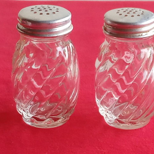 Vintage salt and pepper shakers set like new, glass with metal lid
