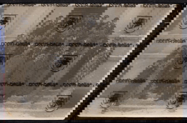 C137 ΠΟΛΥΓΥΡΟΣ 1934 μαθητές Γ' & Δ' τάξης στην είσοδο του σχολείου καθώς χιονίζει - καρτποστάλ-φώτο