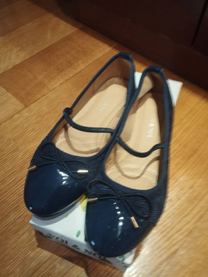Blue ballerina shoes with patent toe and elastic strap, size 37, like new