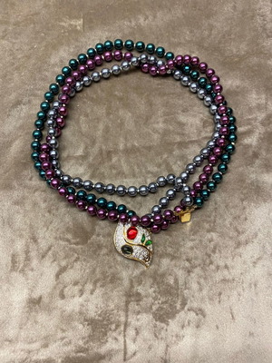 Necklace with three rows of pearls and pendant decorated with rhinestones and stones