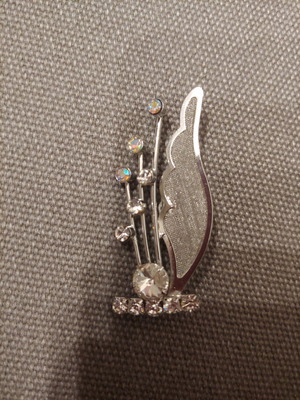 Elegant brooch with rhinestones in excellent condition