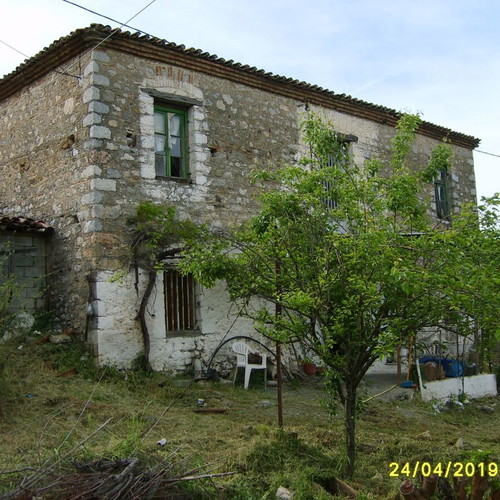 Building unfinished two-story with old stone house on 800 sqm plot in Lamia