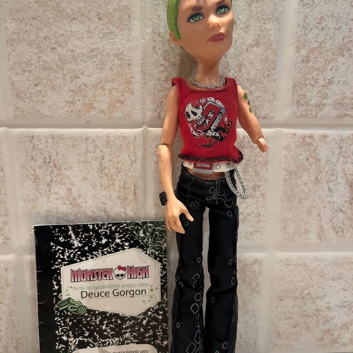 Monster High Deuce Gorgon doll used with missing left hand tip