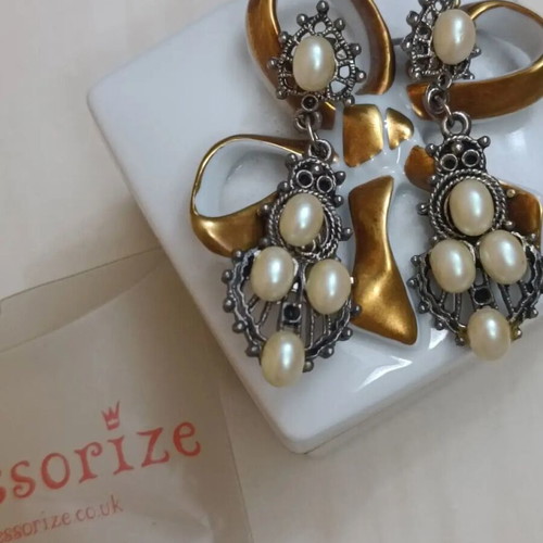 Accessorize UK pearl earrings new