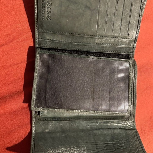 Leather wallet used in very good condition