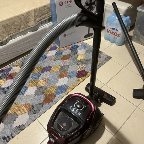 Vacuum cleaner new, bought last week with receipt