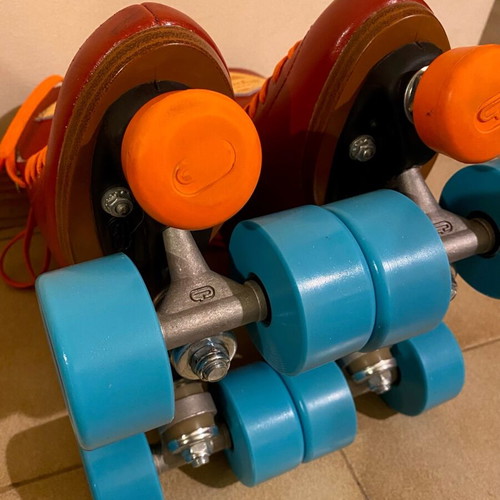 Riedell Crew roller skates size 36 like new, crimson red