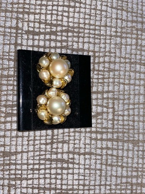 Earrings with pearls and gold details