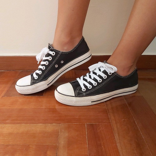 Converse sneakers black and white like new, unisex