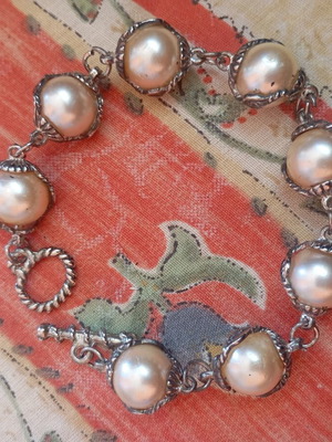 Vintage bracelet with large plastic pearl-style beads, used