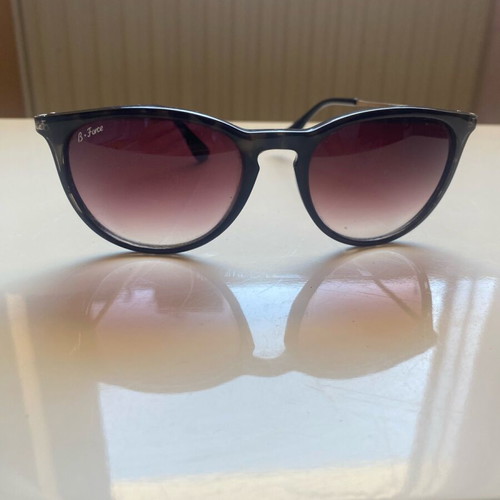 Sunglasses used with scratches on lenses