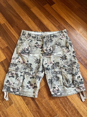Men's floral cargo shorts with adjustable waist, size 34