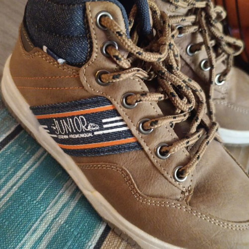 Junior brown flat boot like new, size 30