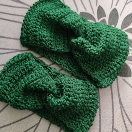 Handmade knitted mom-daughter set new with knitted scrunchies