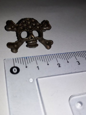 Skull pin used