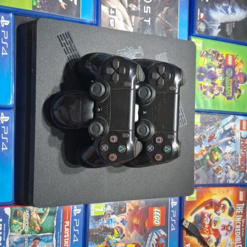 PlayStation 4 PS4 like new with 19 games, 2 controllers and charger