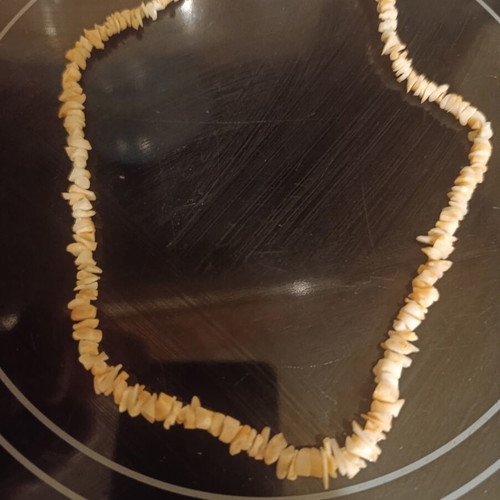 Pooka shell necklace vintage, like new, natural shell fragments light shade