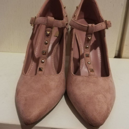 Pink suede pumps size 39 like new with strap and metal details