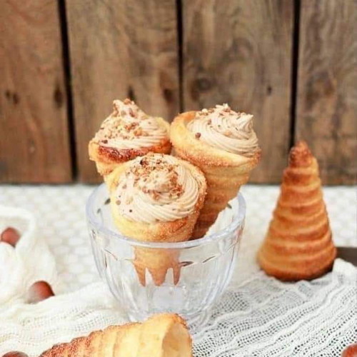 Tupperware Pastry Cones and Dough Cutter new, set of 4