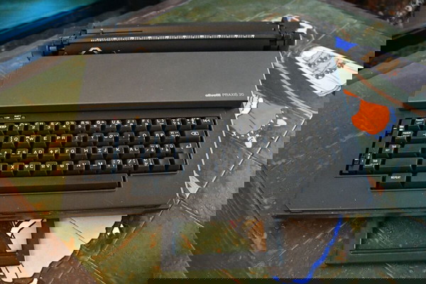 Γραφομηχανή Olivetti Praxis 20 – Ρετρό Ηλεκτρική Κομψότητα