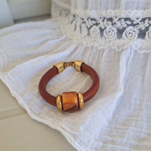 Handmade bracelet with leather and gold metal details