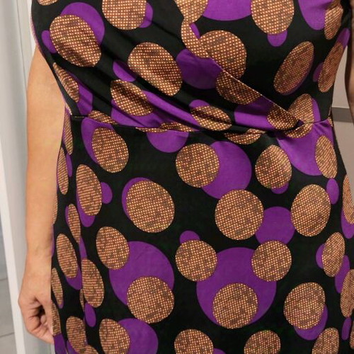 Women's dress like new, size L, with chiffon ruffles and circular patterns