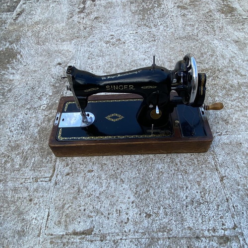 Singer Hand-Crank Sewing Machine 15D 1928 used with wood case