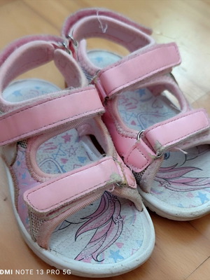 Disney sandals size 26 used with lights, pink