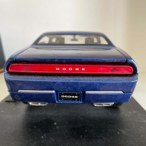 Maisto 2006 Dodge Challenger Concept 1:18 used collectible model with stand