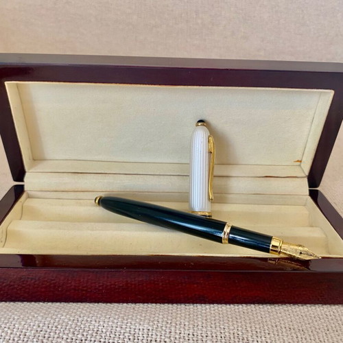 Pen and pencil set like new with wooden case and gold details
