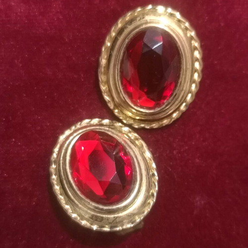 Vintage clips earrings Faux bijoux with red stone and gold details used